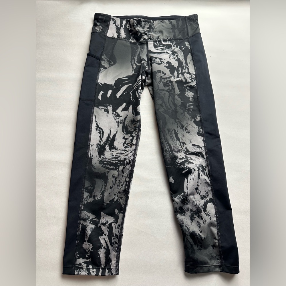 Nike Black and Gray Abstract Print Leggings. Size M